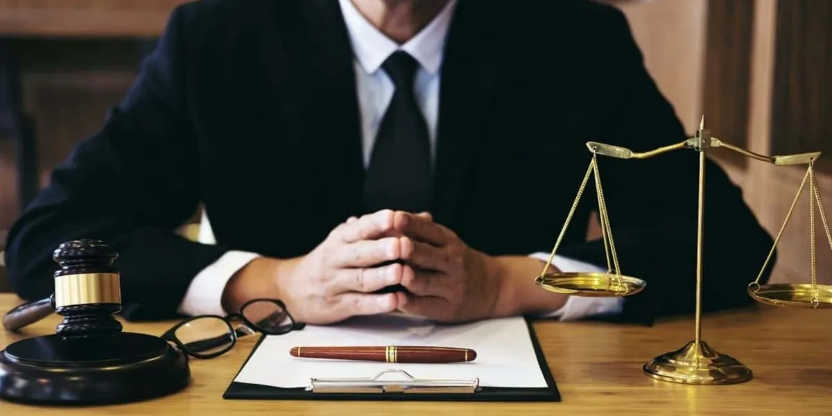 وکیل پایه یک دادگستری