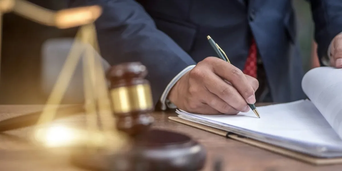 وکیل تنظیم قرارداد